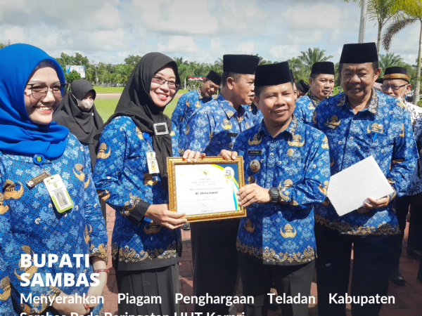 Bupati Sambas Berikan Penghargaan Teladan Pada HUT Korpri