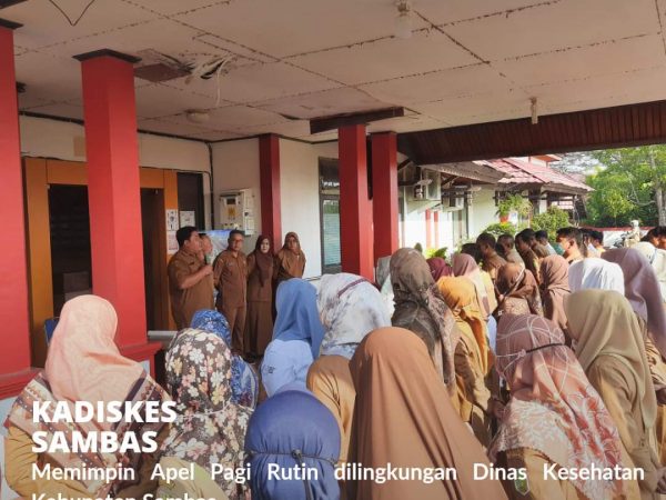 Sampaikan Bahaya ISPA, Kadiskes Pimpin Apel Pagi